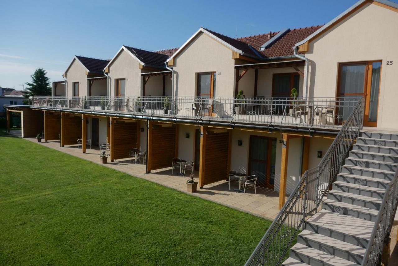 Penzion Vcelarsky Dvur Lednice Exterior photo